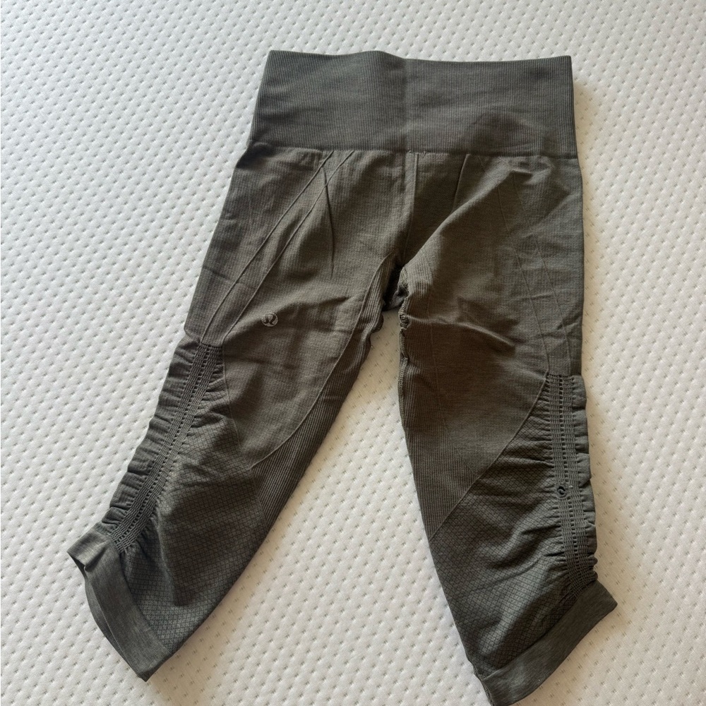 Camo green lululemon cropped leggings - Picture 6 of 6